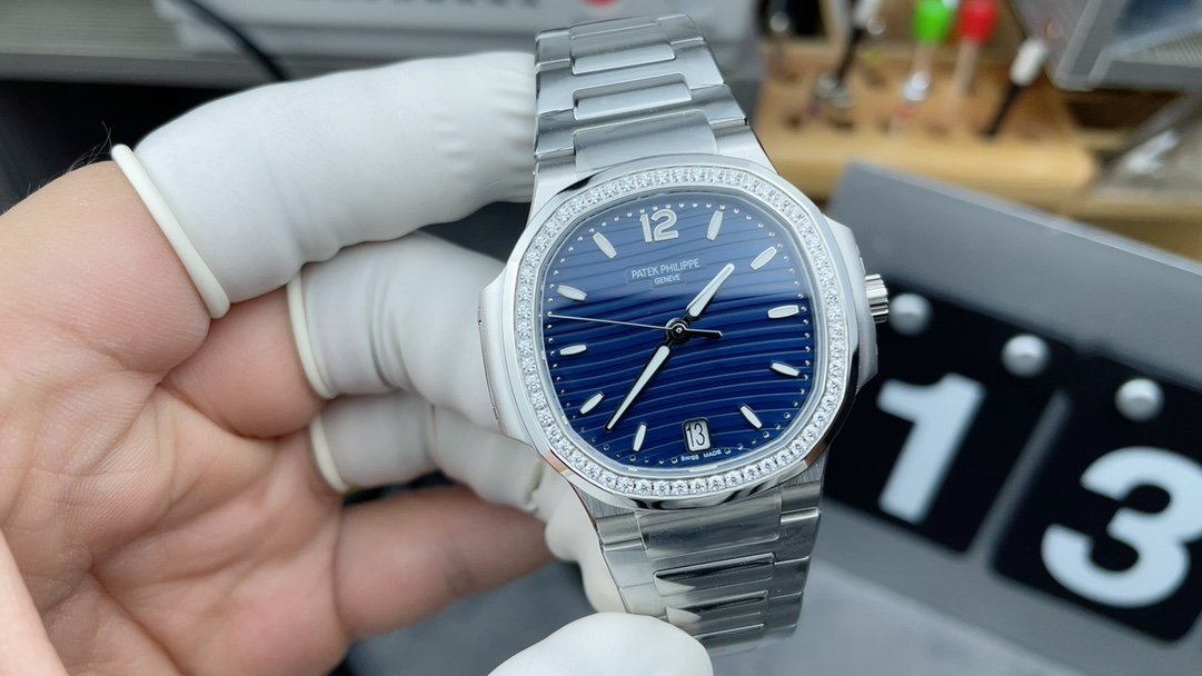 Patek Philippe Nautilus 35.2mm 7118 – Esfera Azul con Bisel de Diamantes Réplica con Movimiento Automático