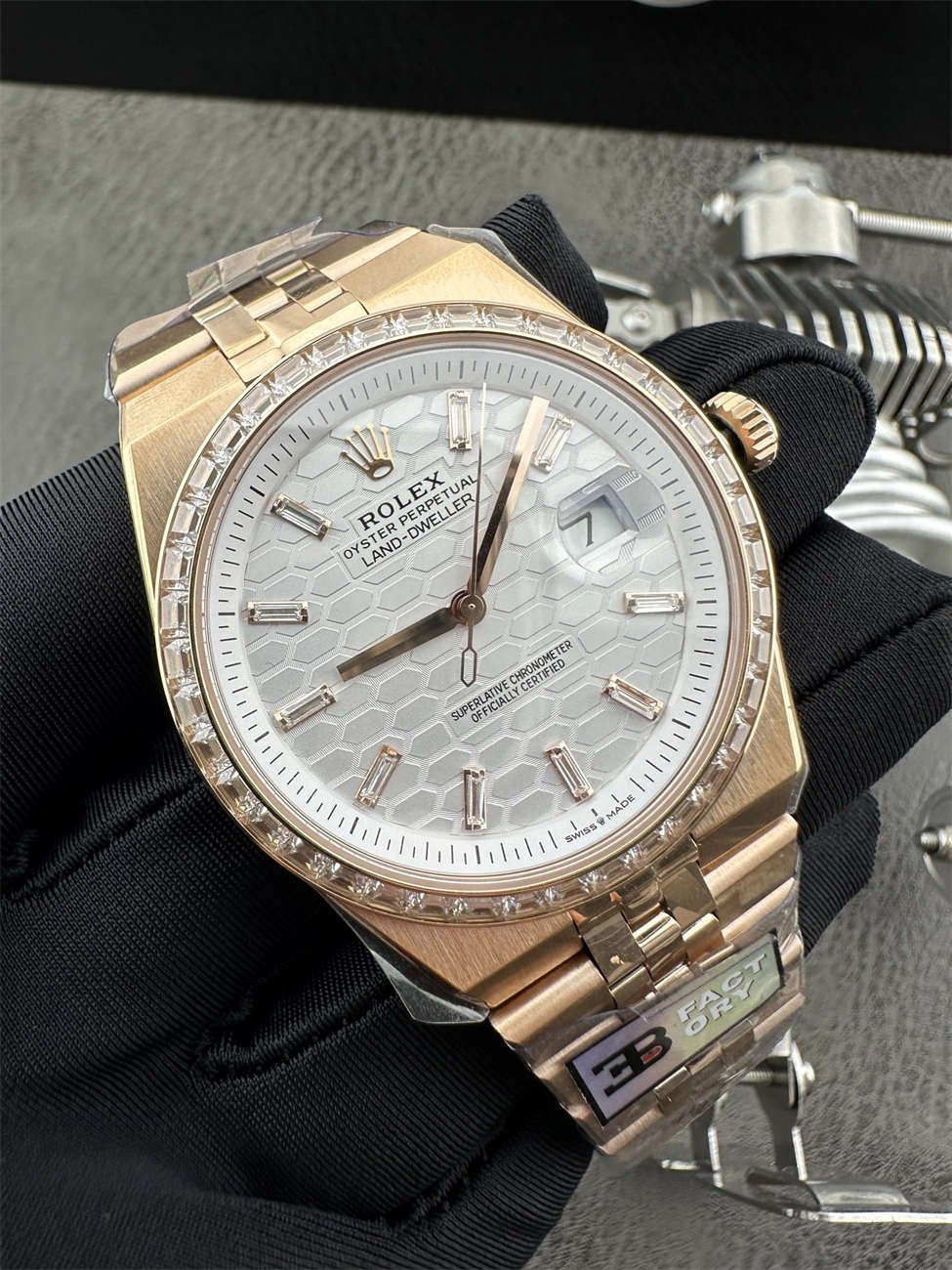 Rolex Oyster Perpetual 41mm 127385TBR – Oro Rosa Everose con Bisel de Diamantes y Esfera de Panal Réplica - Imagen 6